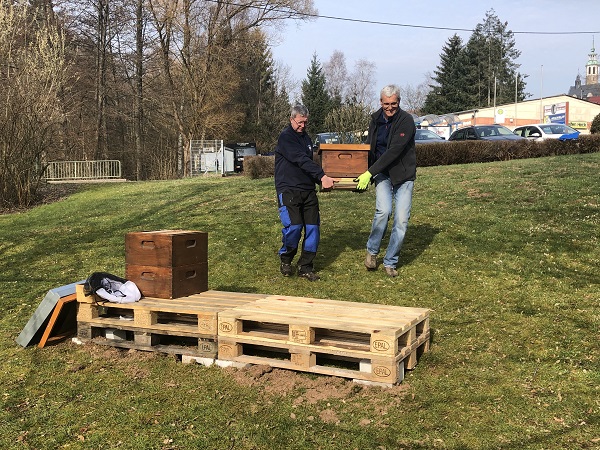 Aufbau der Bienenstöcke durch Imker Alois Winter